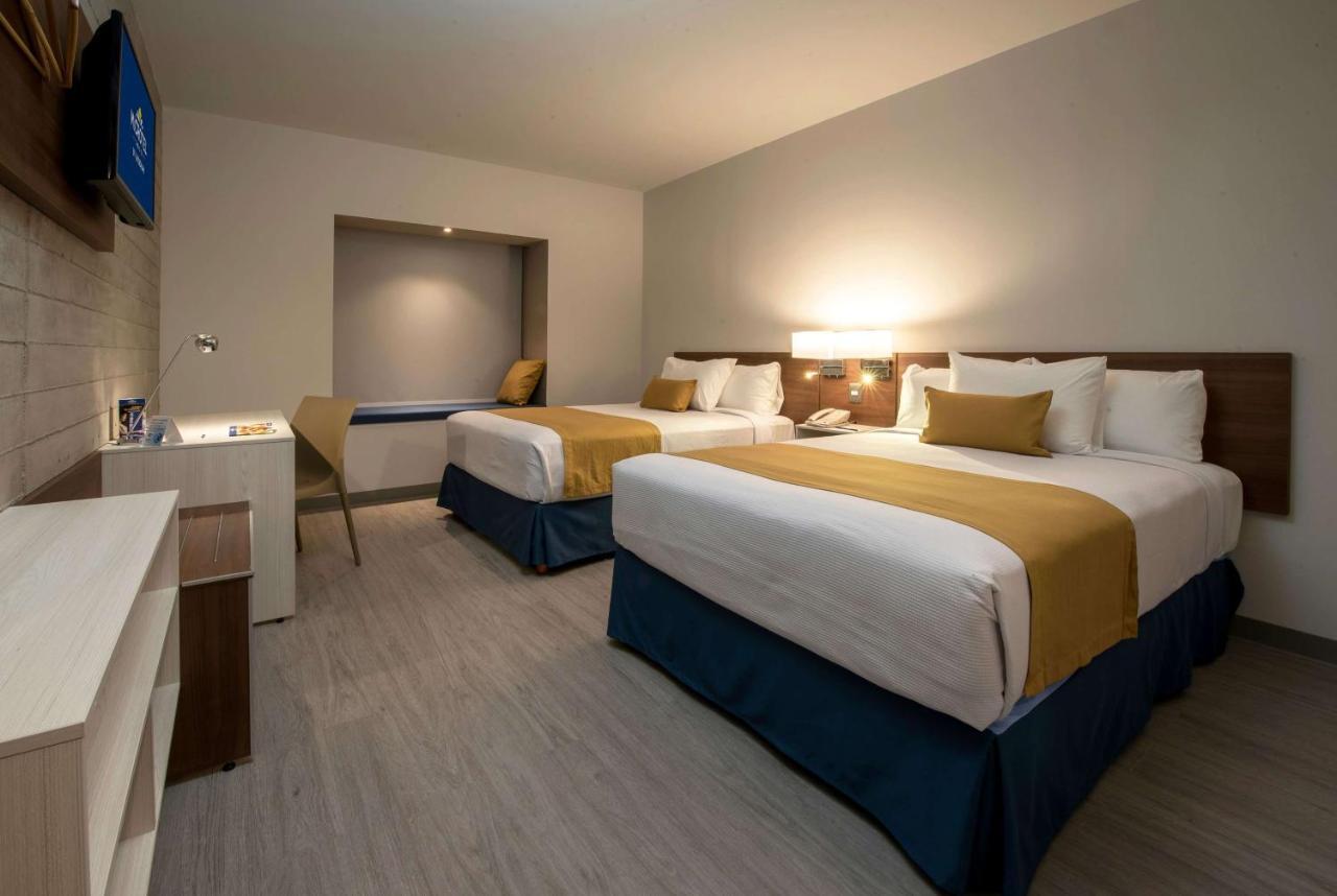 Palomar Microtel Inn & Suites By Wyndham Guadalajara Sur מראה חיצוני תמונה